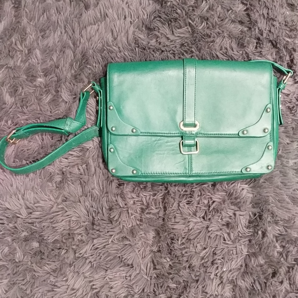 VINCE CAMUTO: green leather bag